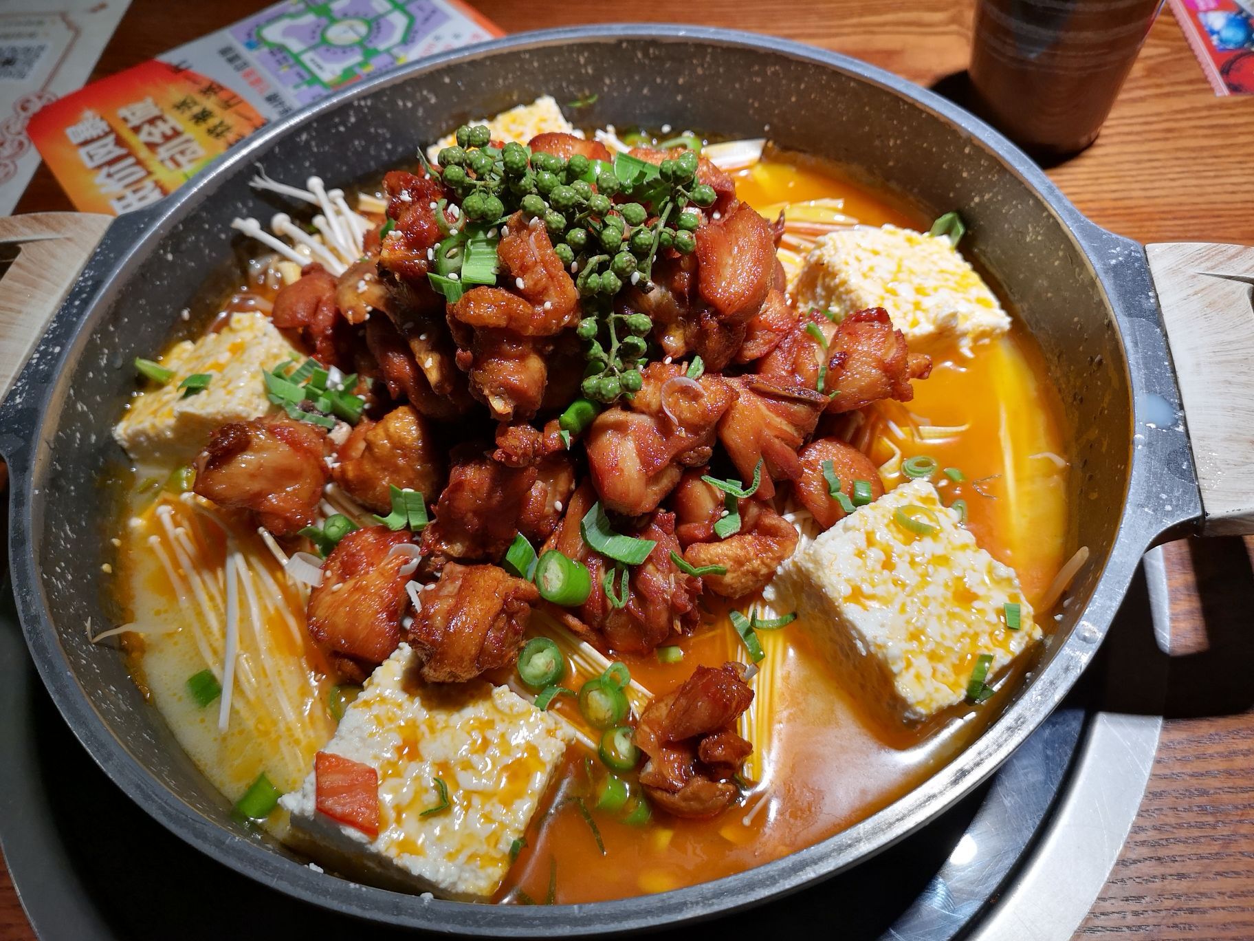 小份豆花鸡量足,鸡块是油炸过的,有20来块.