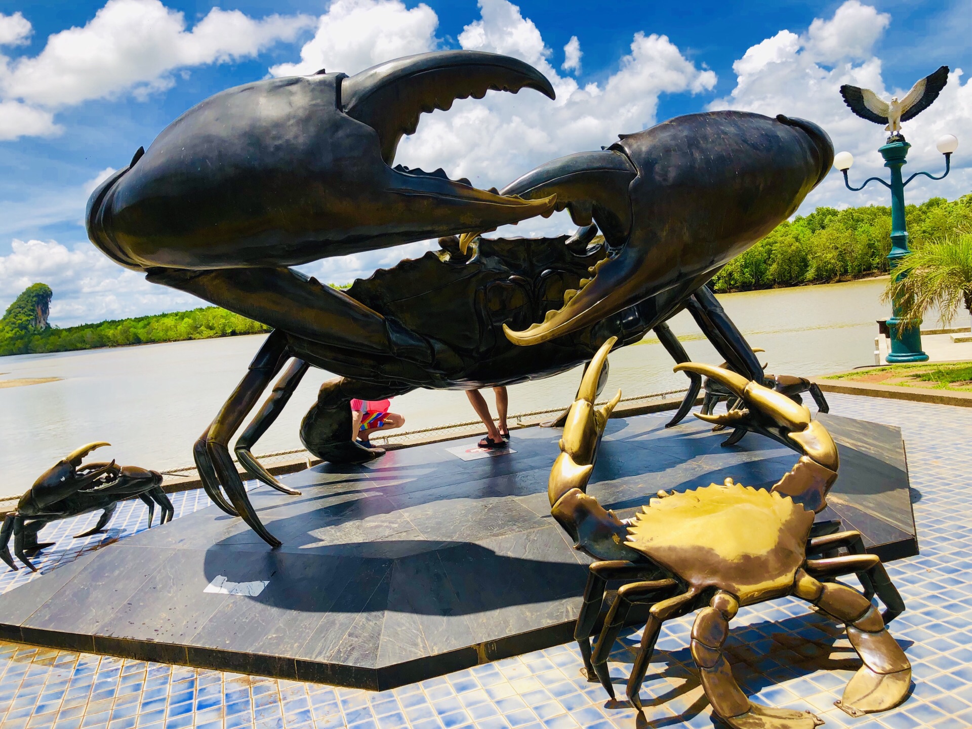 芜湖滨江公园螃蟹雕塑图片