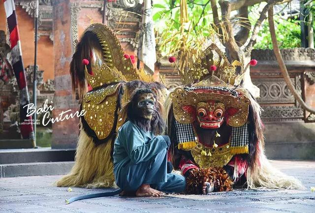 皮毛,巴厘岛的建筑之所以有特色,是因为在穆斯林占近90%的印度尼西亚