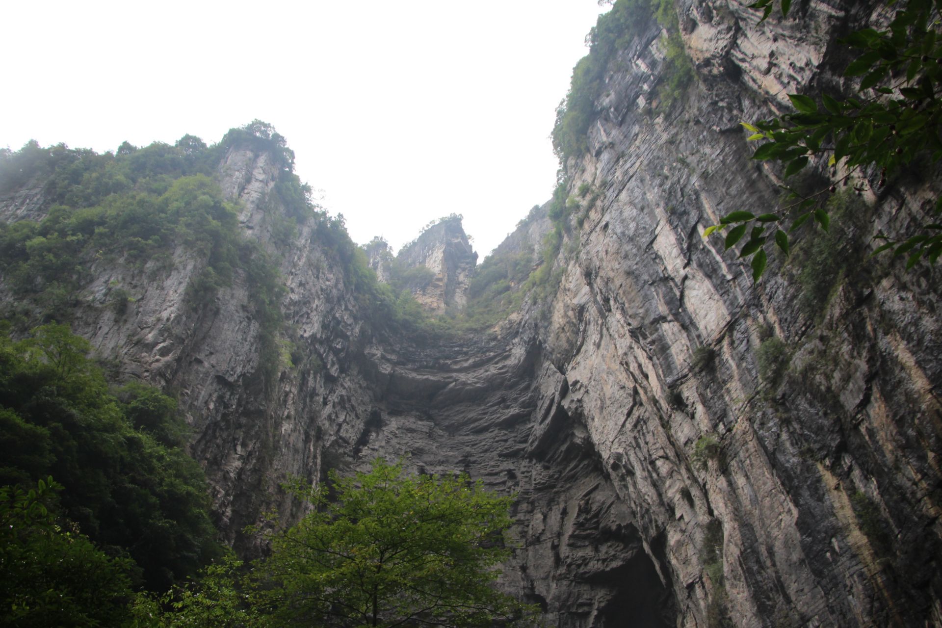 桂林洞穴探险之旅--金钟山神秘地下河 - 知乎