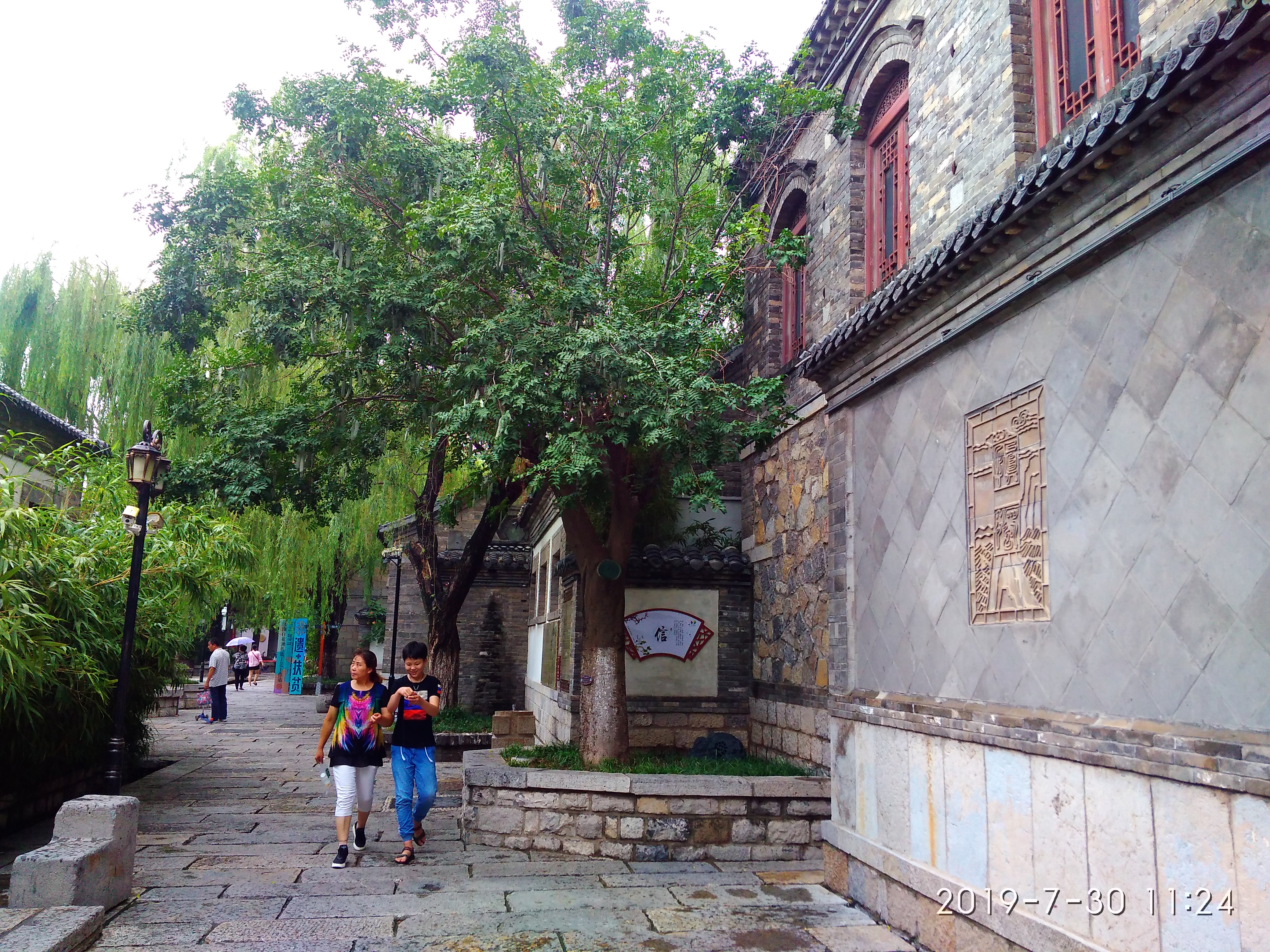 与府文庙为邻的东花墙子街做各种买卖的鳞次栉比,吆喝声此起彼伏,来