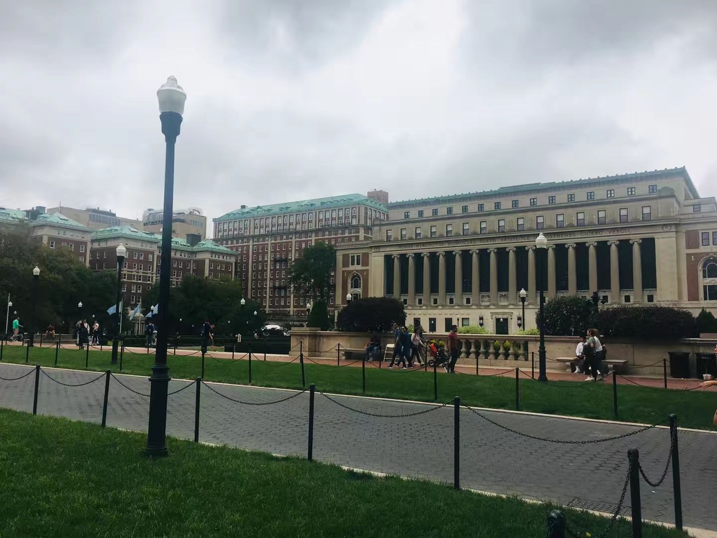 约翰逊博士也是学院第一届仅有八名学生的唯一导师