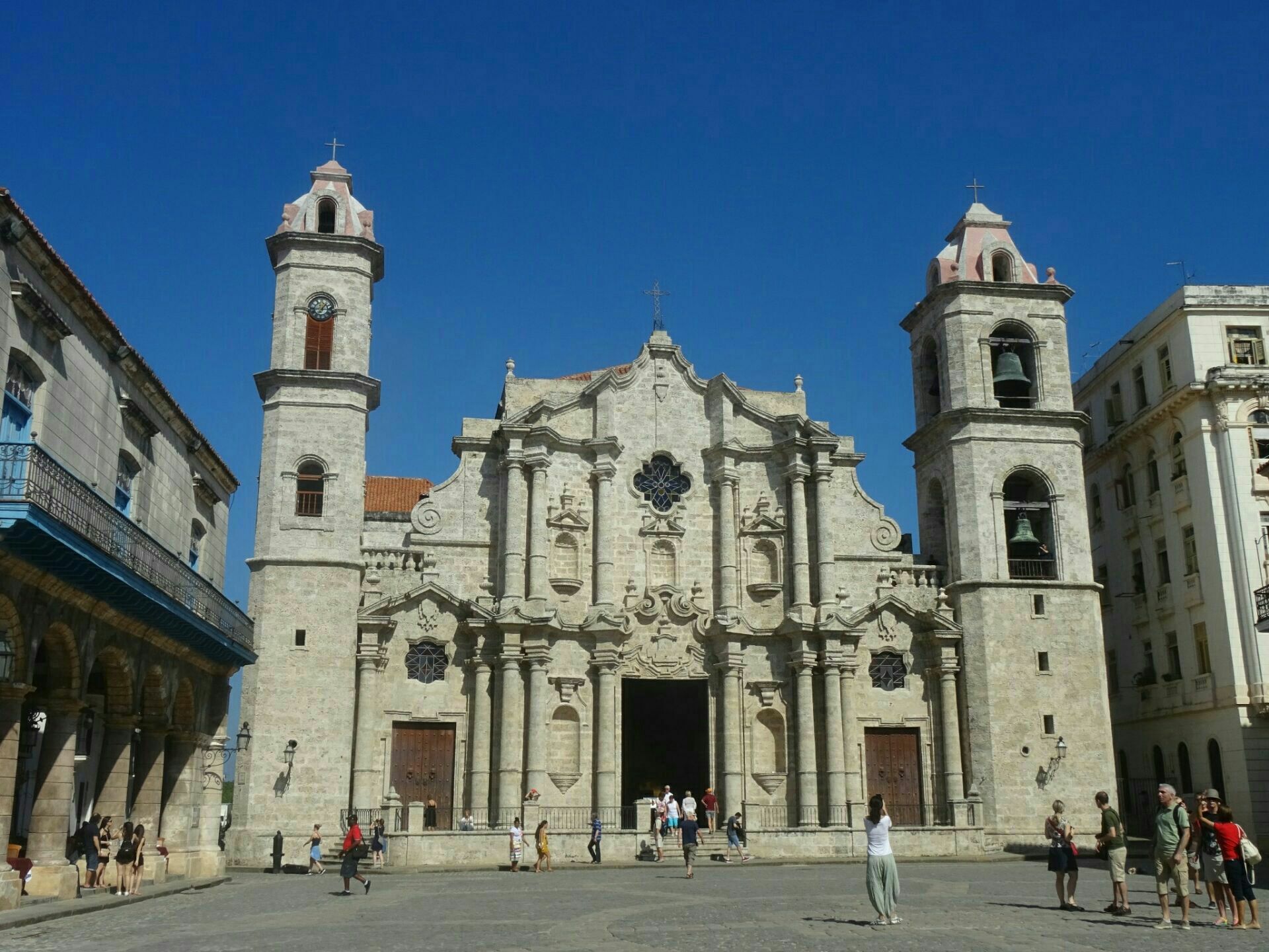 整个教堂广场也是哈瓦那的商业中心,广场周围开满了许多富有古巴特色