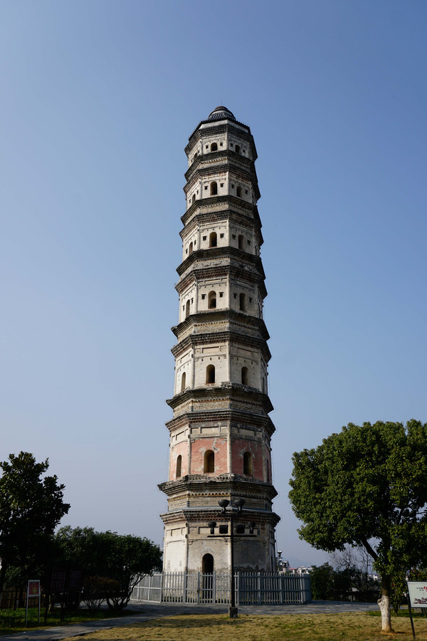 【携程攻略】黄山岩寺文峰塔景点,感觉非常漂亮啊,文峰塔在江那边,看