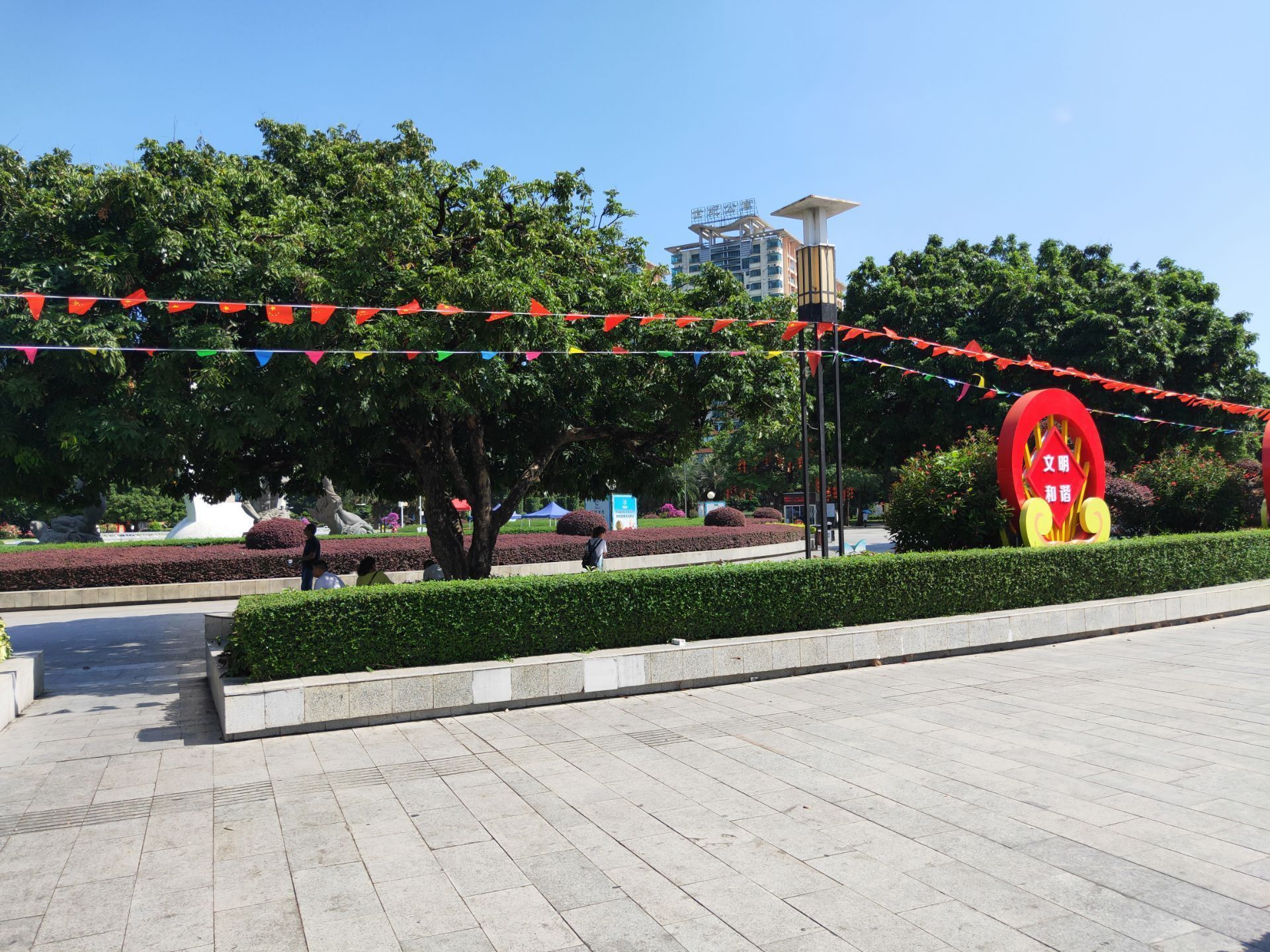 【携程攻略】广西北部湾广场景点,位于北部湾广场的雕塑“南珠魂”，与银滩上的钢雕“潮”遥首相望。北…