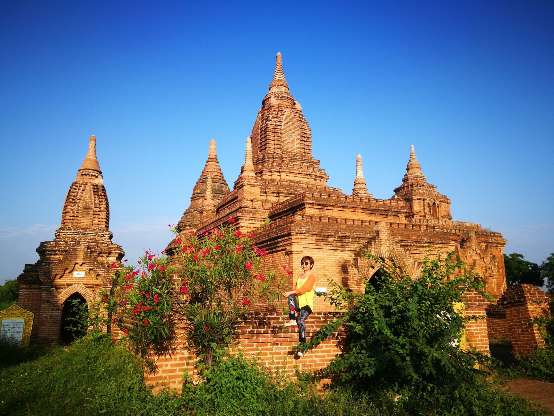 这些稍远一些的小佛塔,一点也不比旅行团大巴车拉