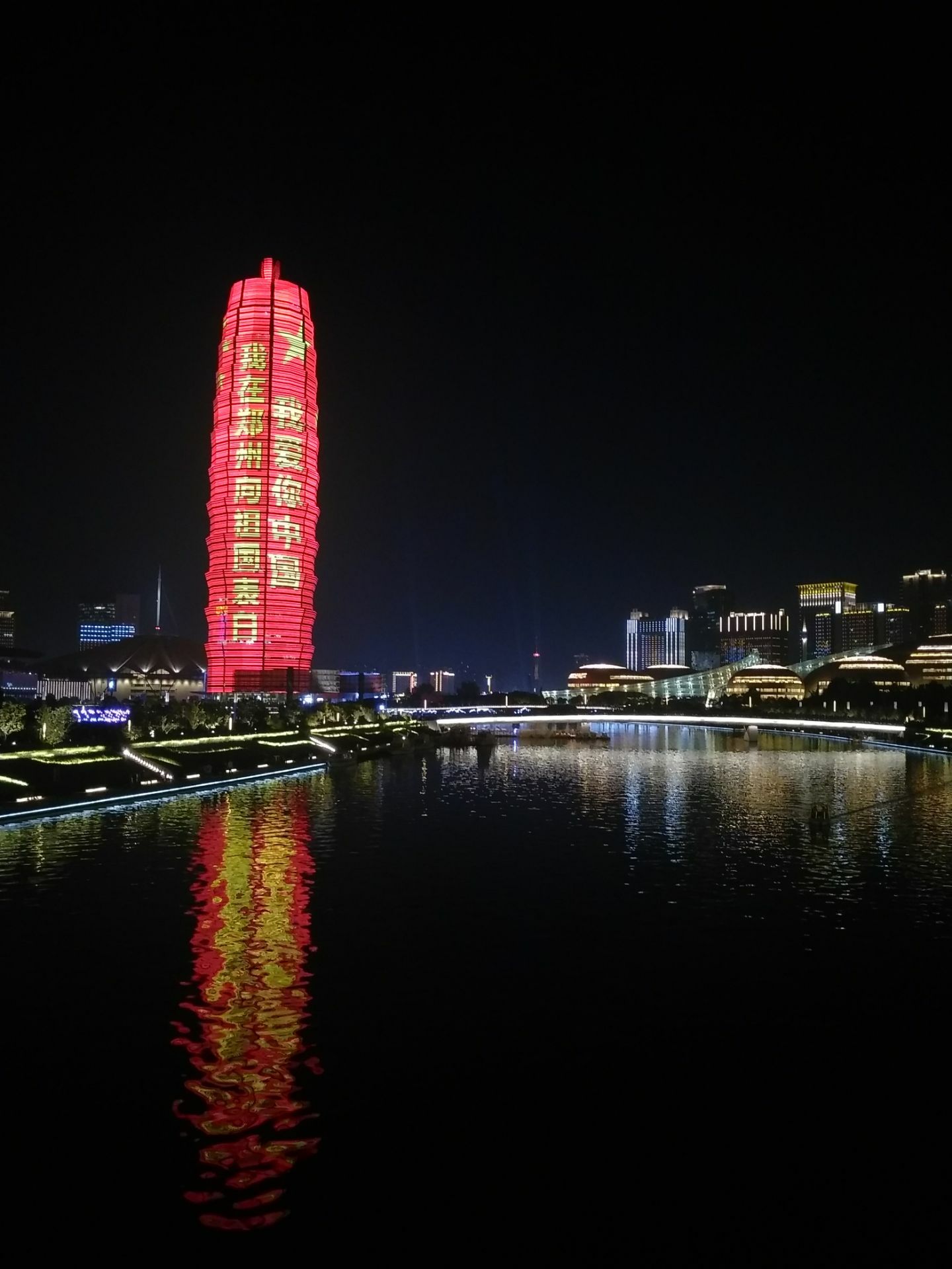 会展中心会显得格外的热闹,虽然有时候会没有会展,但是会展中心的夜景