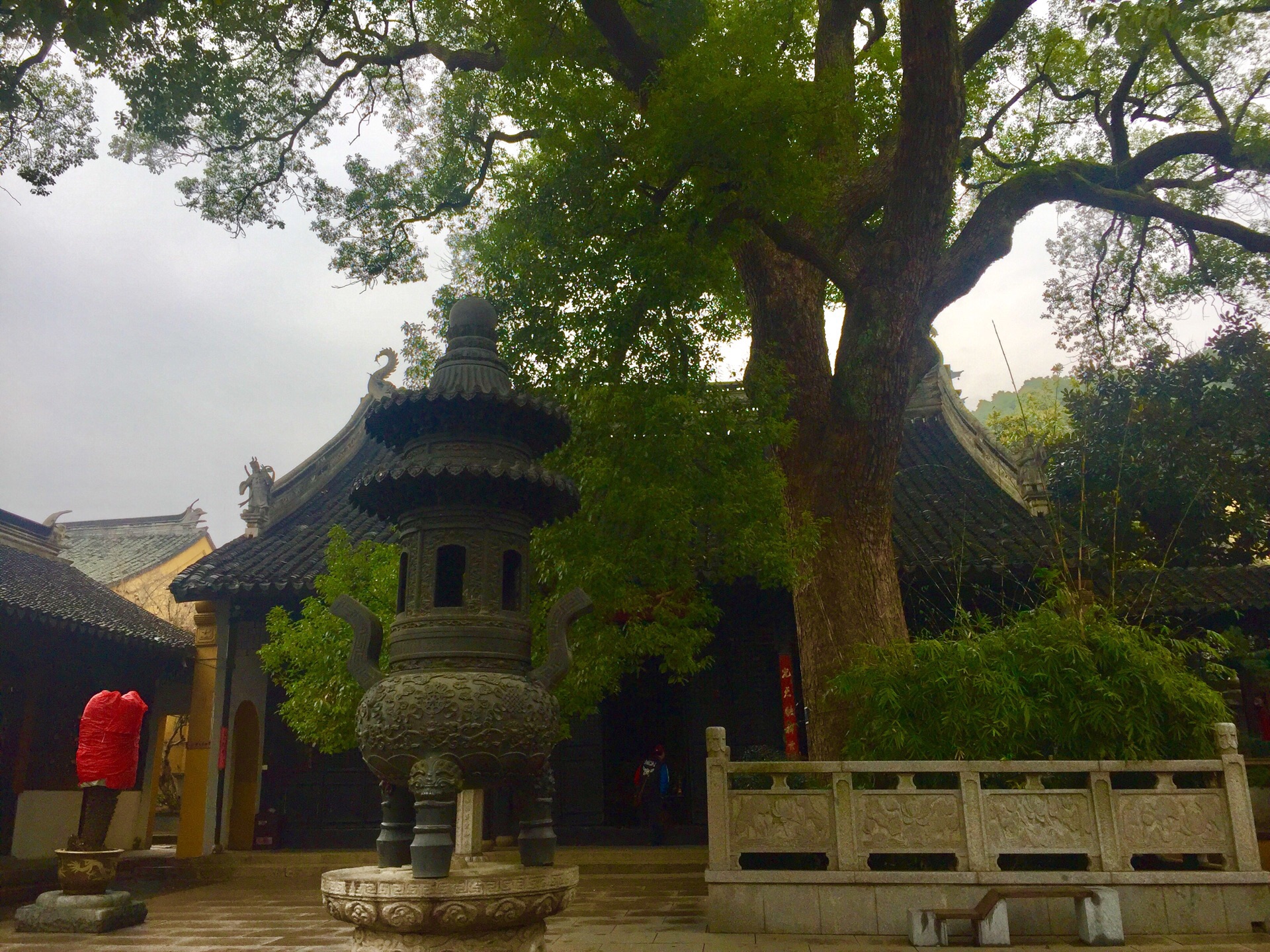光福寺有千年历史,是苏州有名的古刹,去了那里应该去看看.门票15元.