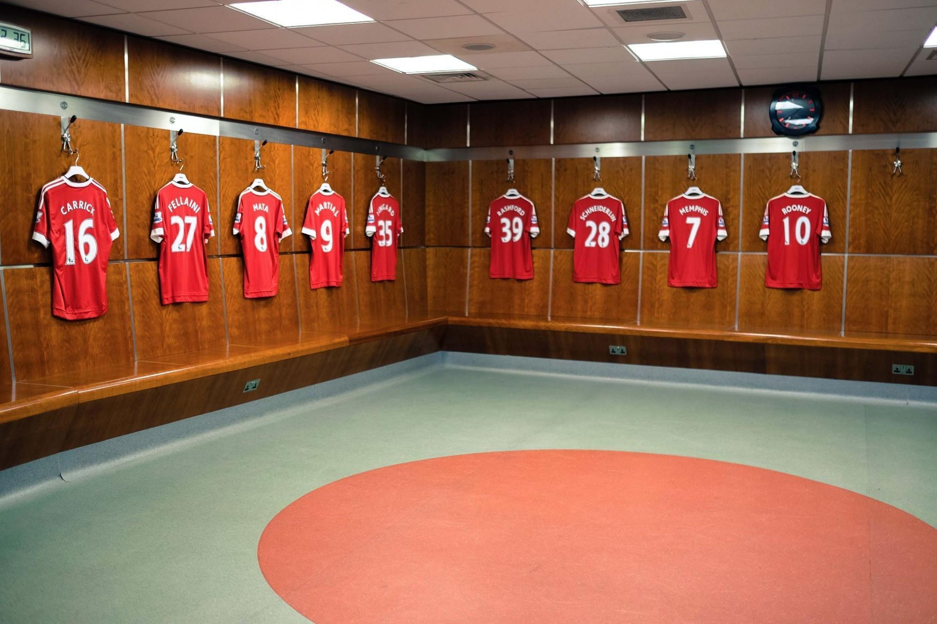 曼联球场的更衣室也是对游客开放的,挂满了现役球员的队服.