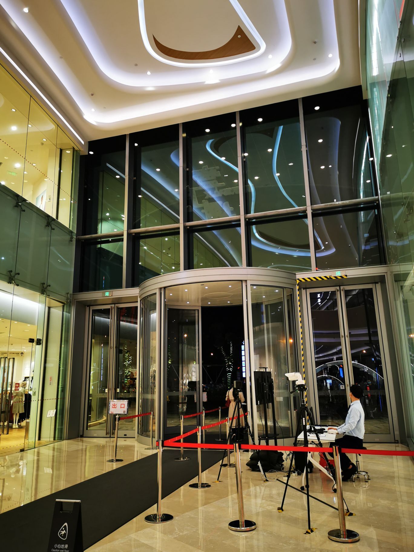 坐落在宝安中心区的壹方城是深圳目下最大的单体购物中心,其客流是