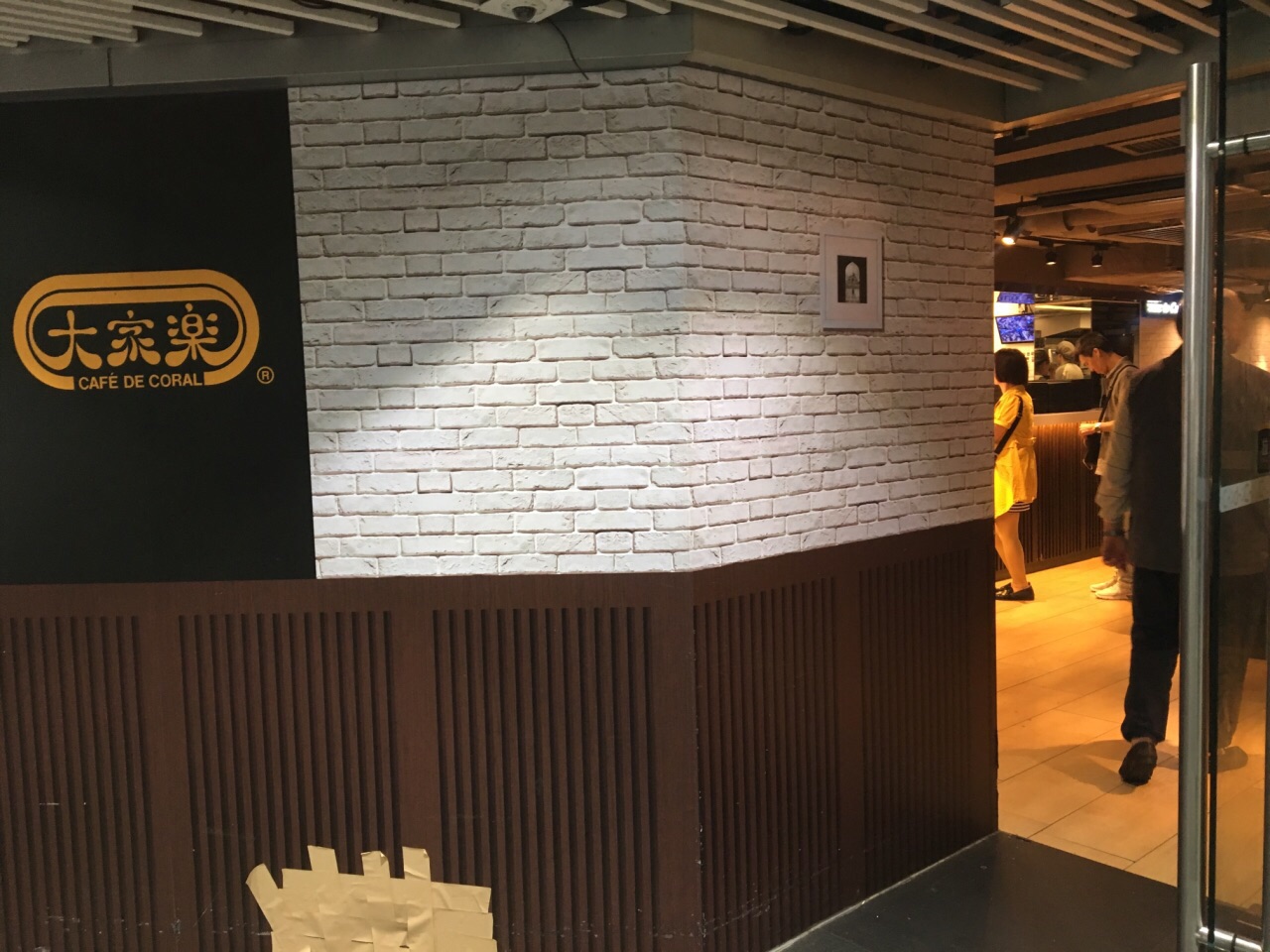 中午的时分,生意依然是很好,因为周围也有不少的写