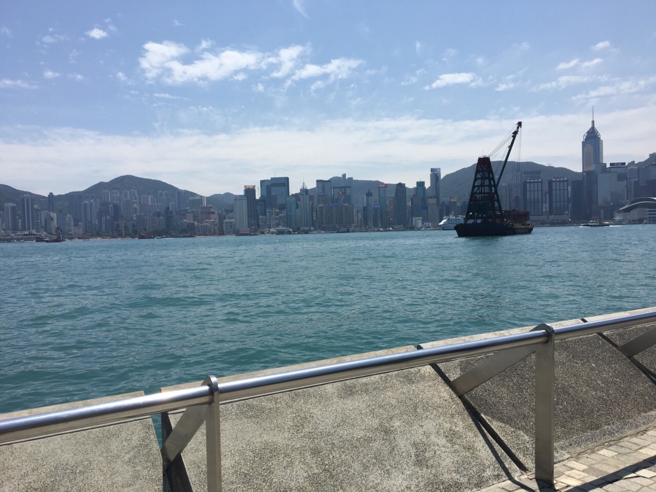 尖东也就是尖沙咀东部,与繁华的广东道与弥敦道相比