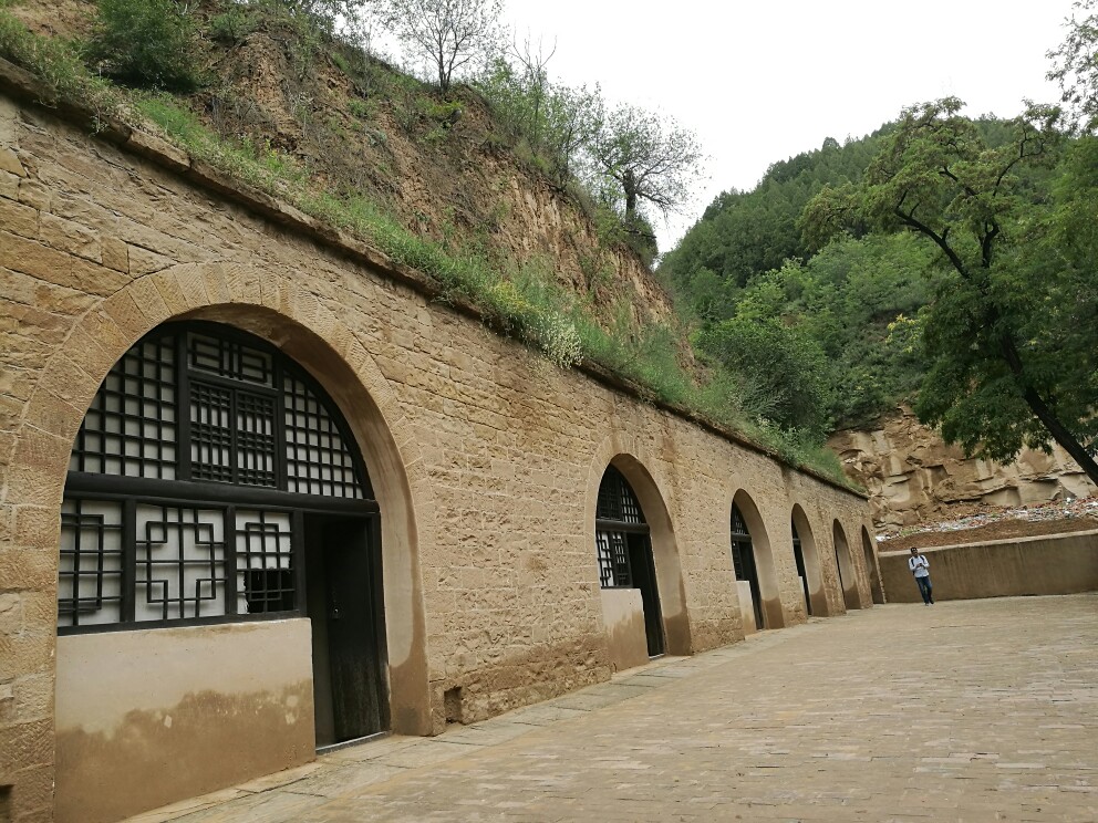 延安杨家岭革命旧址景点,一篇杨家岭的早晨让我向往,很土很土的窑 