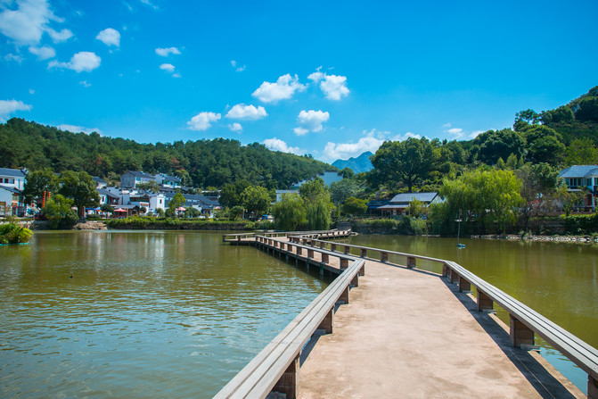 從杭州到建德三都漁村,開車約三個小時,水中倒影著藍天白雲,遠處傳來