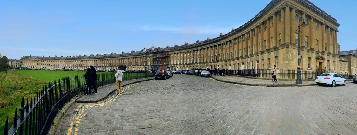 这样的景观设计名字也非常有趣,就叫做ha-ha wall(哈哈墙) 然后我们