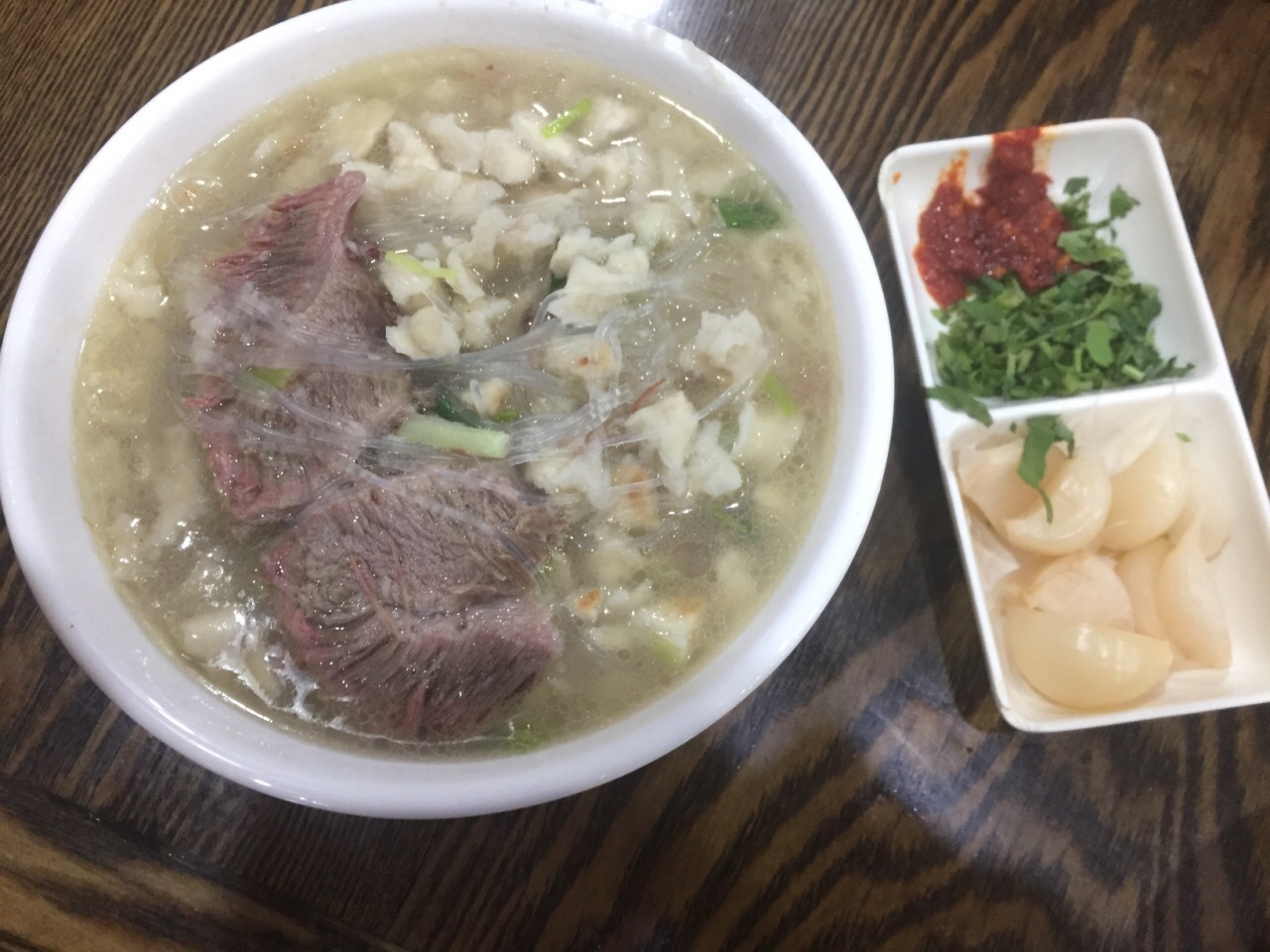 主要點了羊肉泡饃,麻醬涼皮.招牌菜味道都很對口.羊肉入味,嫩.