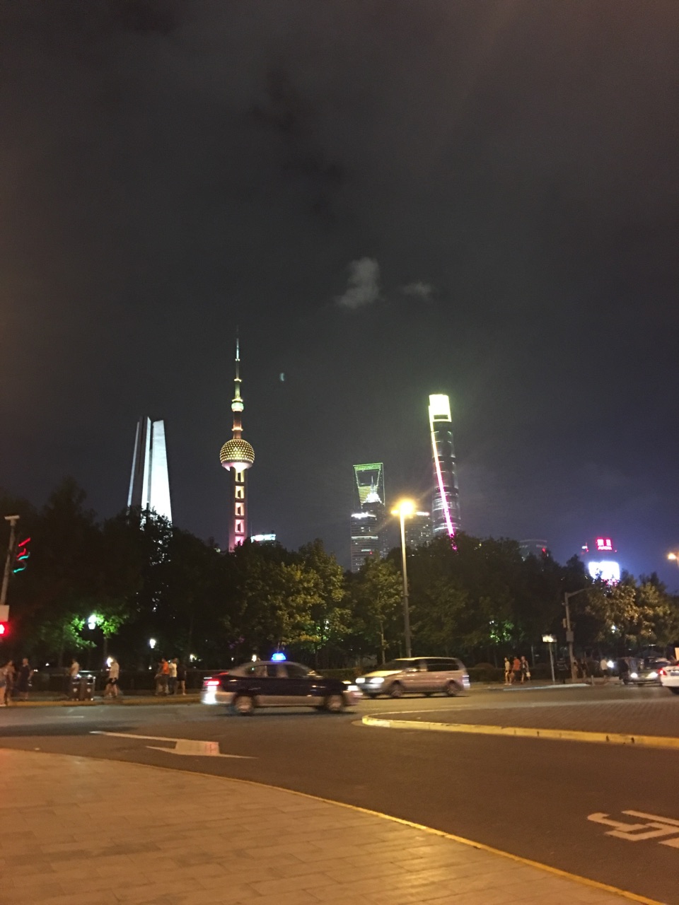  晚上登东方明珠塔看夜景真的很美  附近