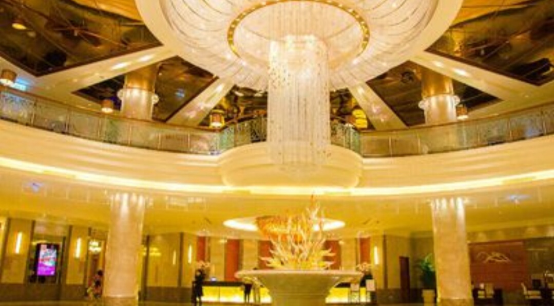 占地面积很大,义大世界内有购物中心,娱乐城,歌剧院,内部装饰金碧辉煌