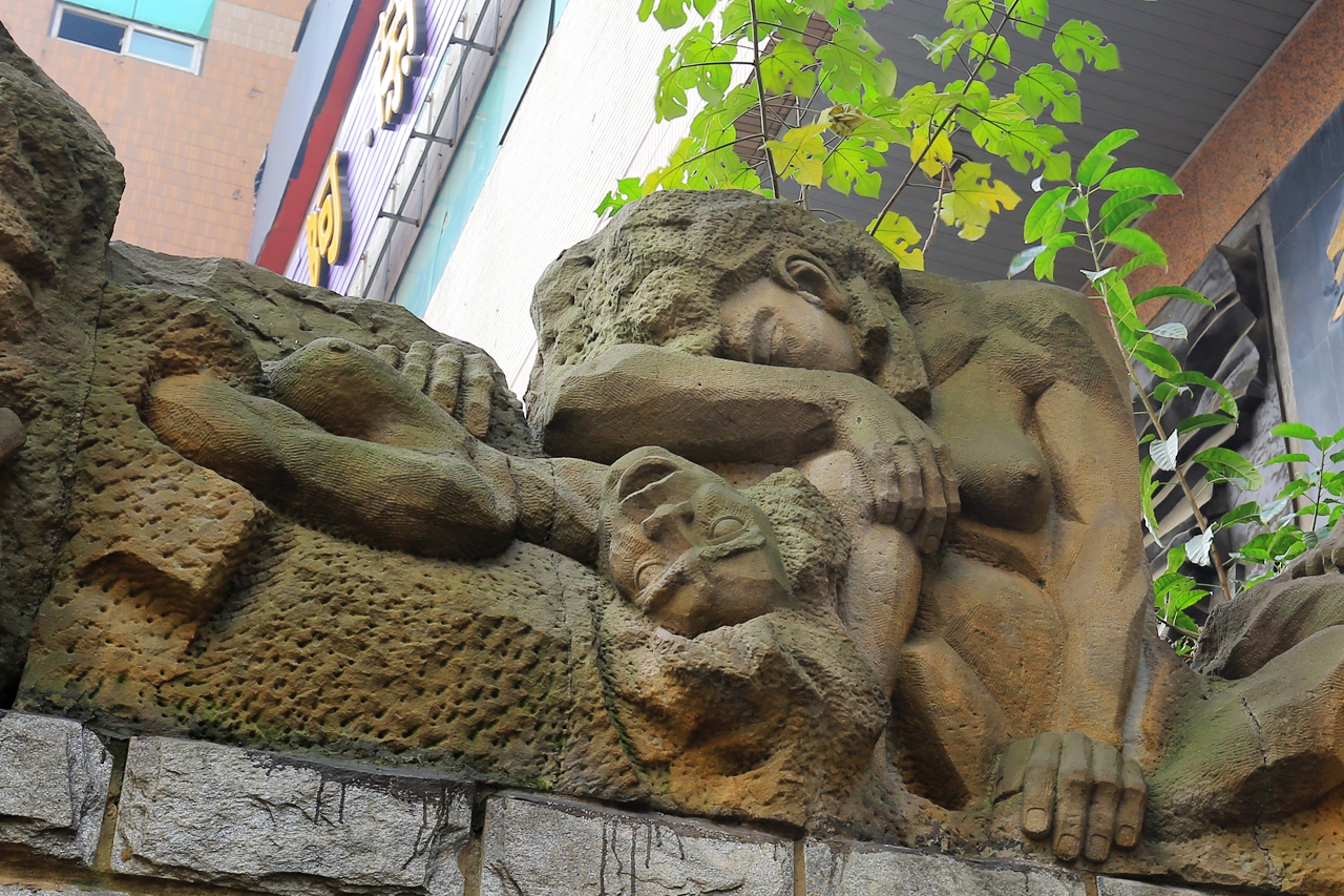 2023重庆大轰炸惨案遗址游玩攻略,这个遗址就在解放碑附近,由.