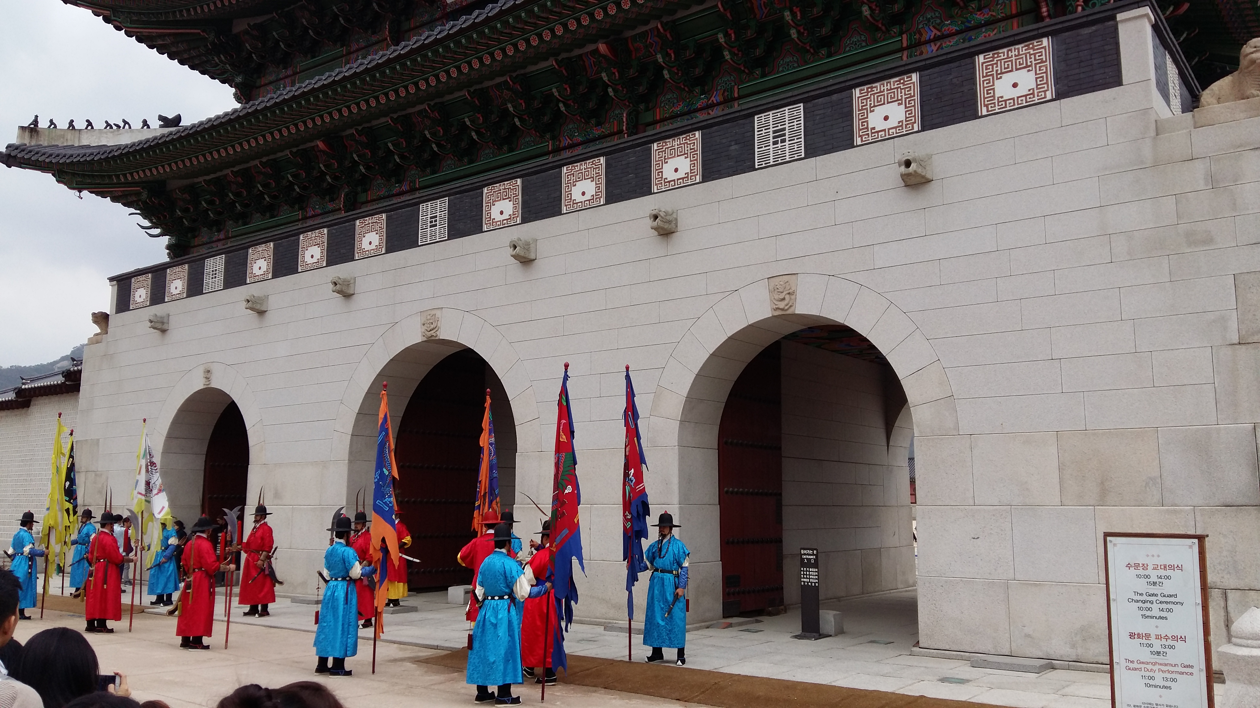 【携程攻略】首尔光化门广场景点,光华门前有李舜尧将军和世宗大王的