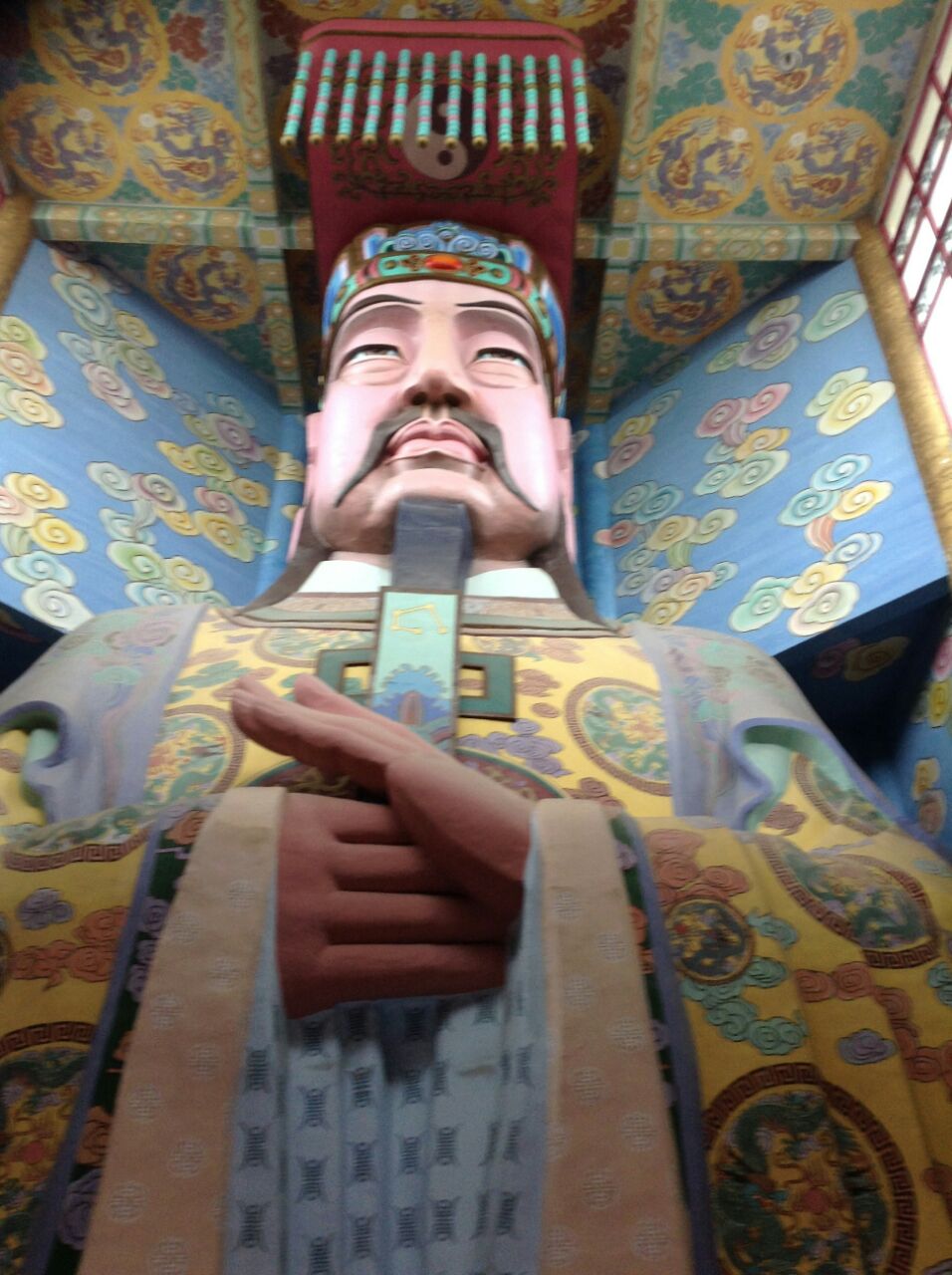 鼋头渚有游船到三山仙岛,岛上有座凌霄宝殿,里面的玉皇大帝,高18米