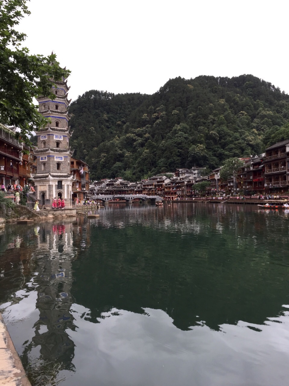 边城景区～位于县境东南,距县城47公里,是重庆,贵州,湖南三省市交界之