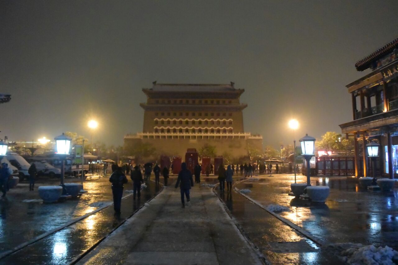 正阳门是北京皇城的南大门在正阳门前曾建成巨大的瓮城和箭楼人们通常