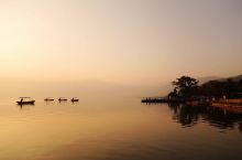 朝阳中的邛海          湖光潋滟朝霞尽，轻舟一叶过邛都。         美丽的邛海位于四川