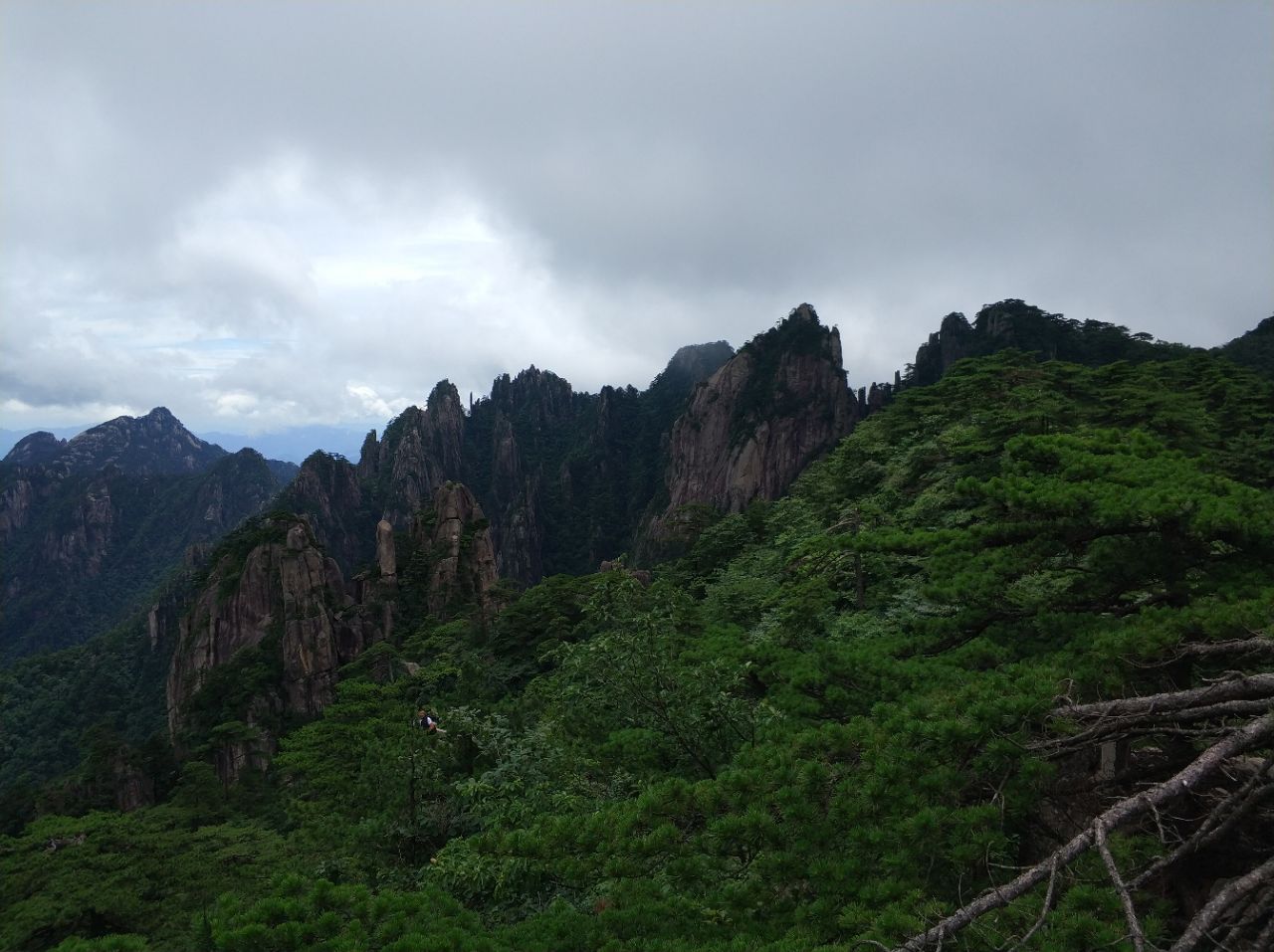 仙人踩高跷图片