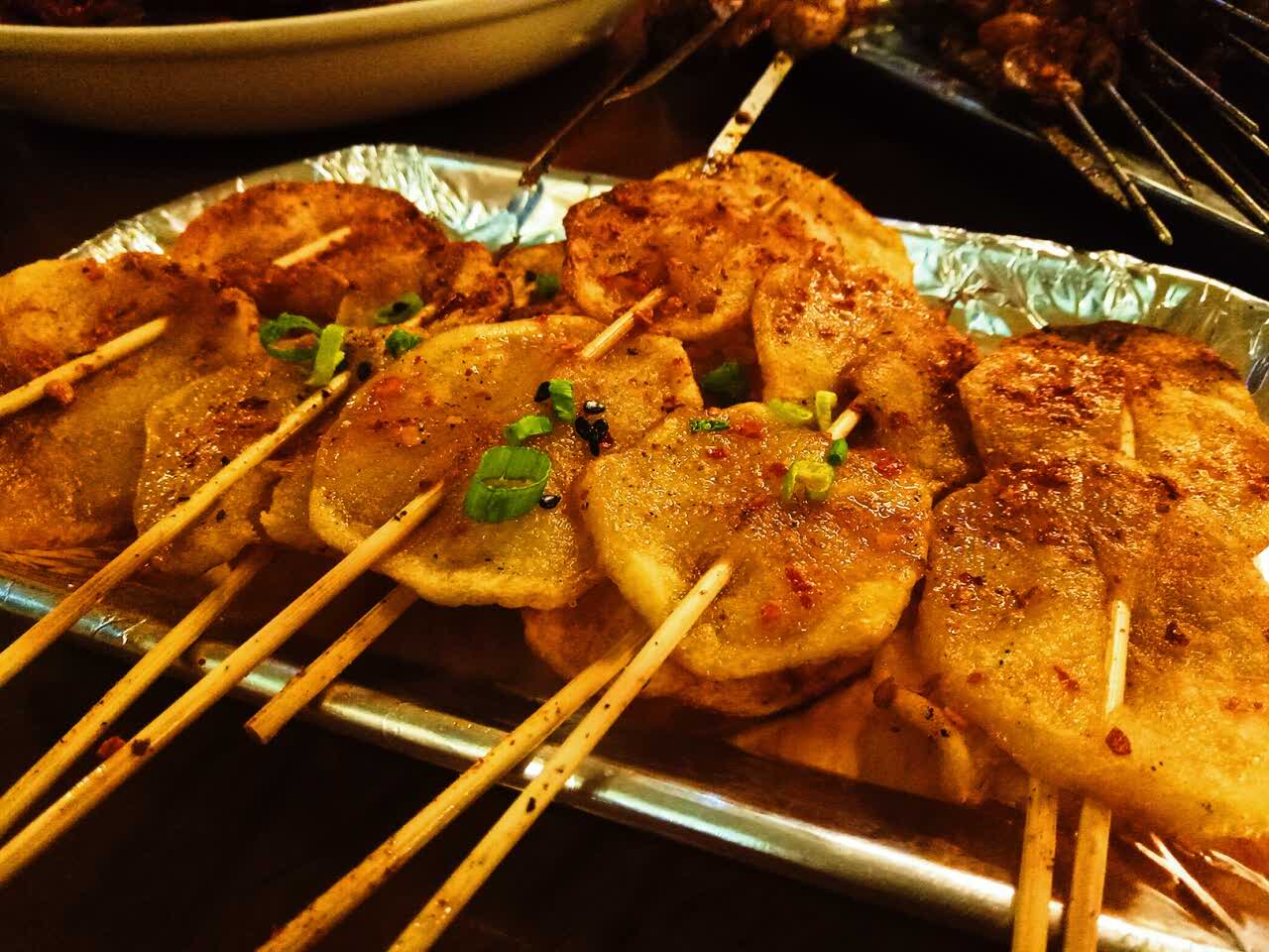 这家烤肉也太好吃了吧 点了小龙虾 烤鸡翅 烤尖椒 烤土豆片 香辣蛏子