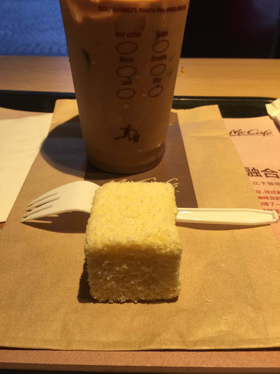 很喜欢麦当劳的柠檬拉明顿蛋糕,感觉要比马卡龙要好吃哦～强烈推荐