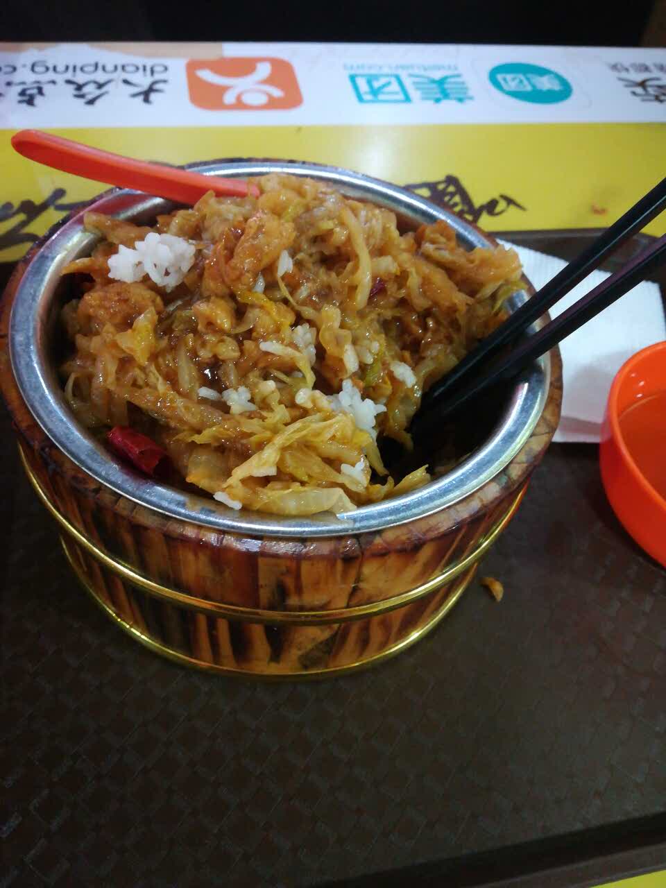 我点的这酸菜肉丝木桶饭,吃着非常可口,服务员态度很好,还有贴心的冰