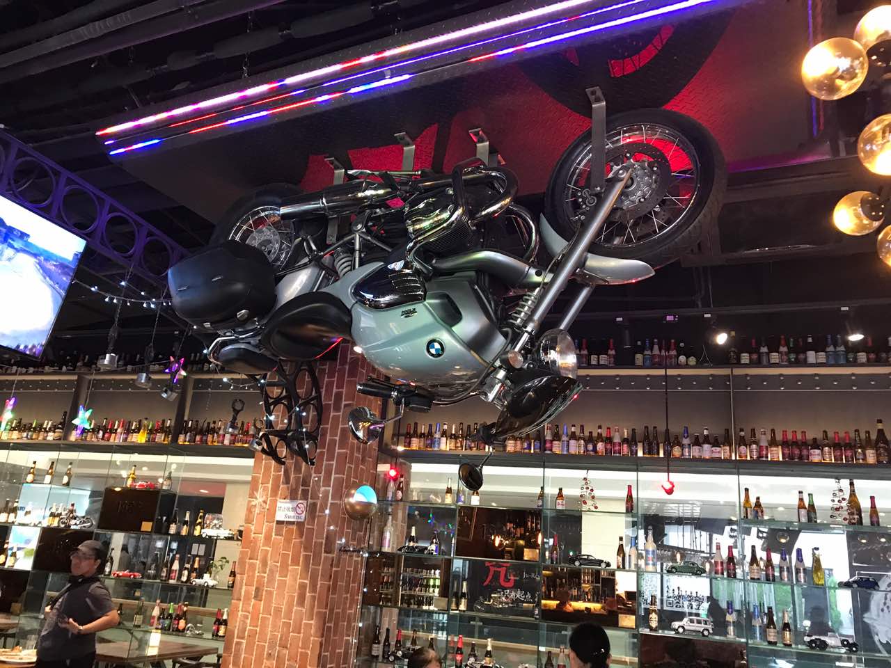 20191886汽车主题德国餐厅(外滩十六铺码头店)_旅游攻略_门票_地址_游