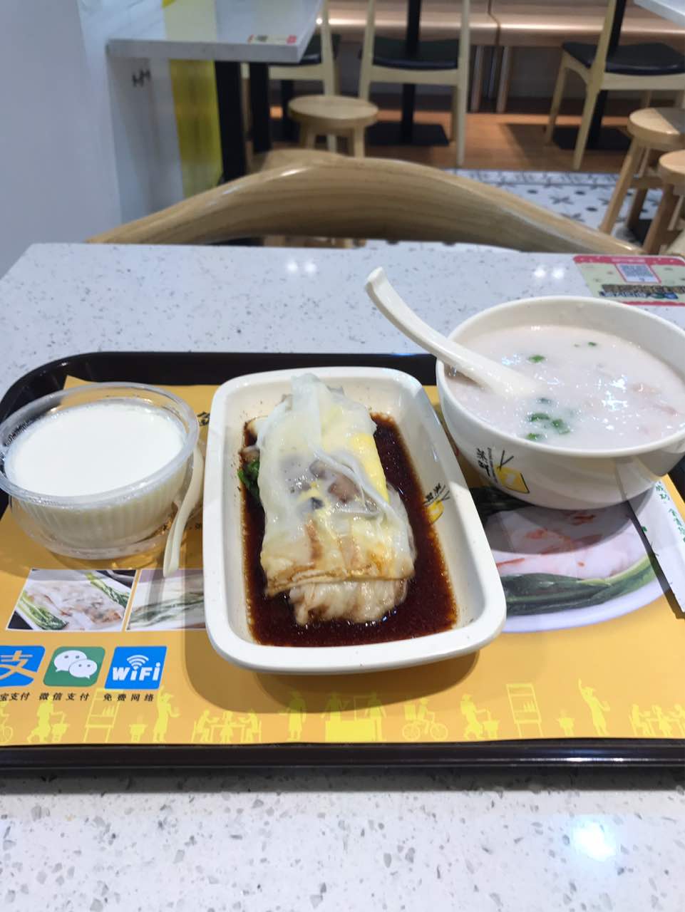肠粉和双皮奶都很好吃,买套餐划算,店内环境舒适,还会再来的.