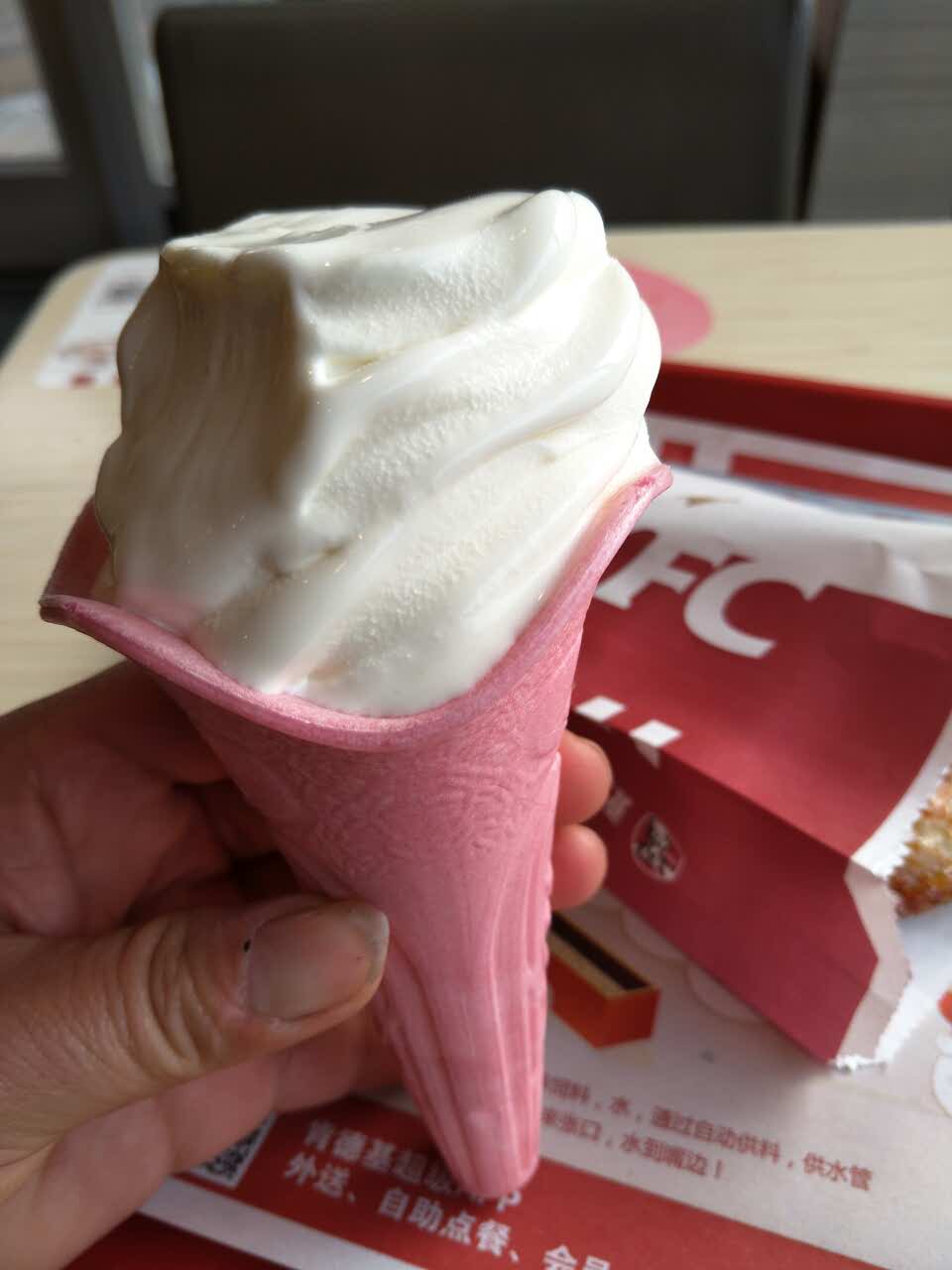 曹安店的环境很好!服务态度也不错!口味和食品都不错!甜筒我很喜欢!