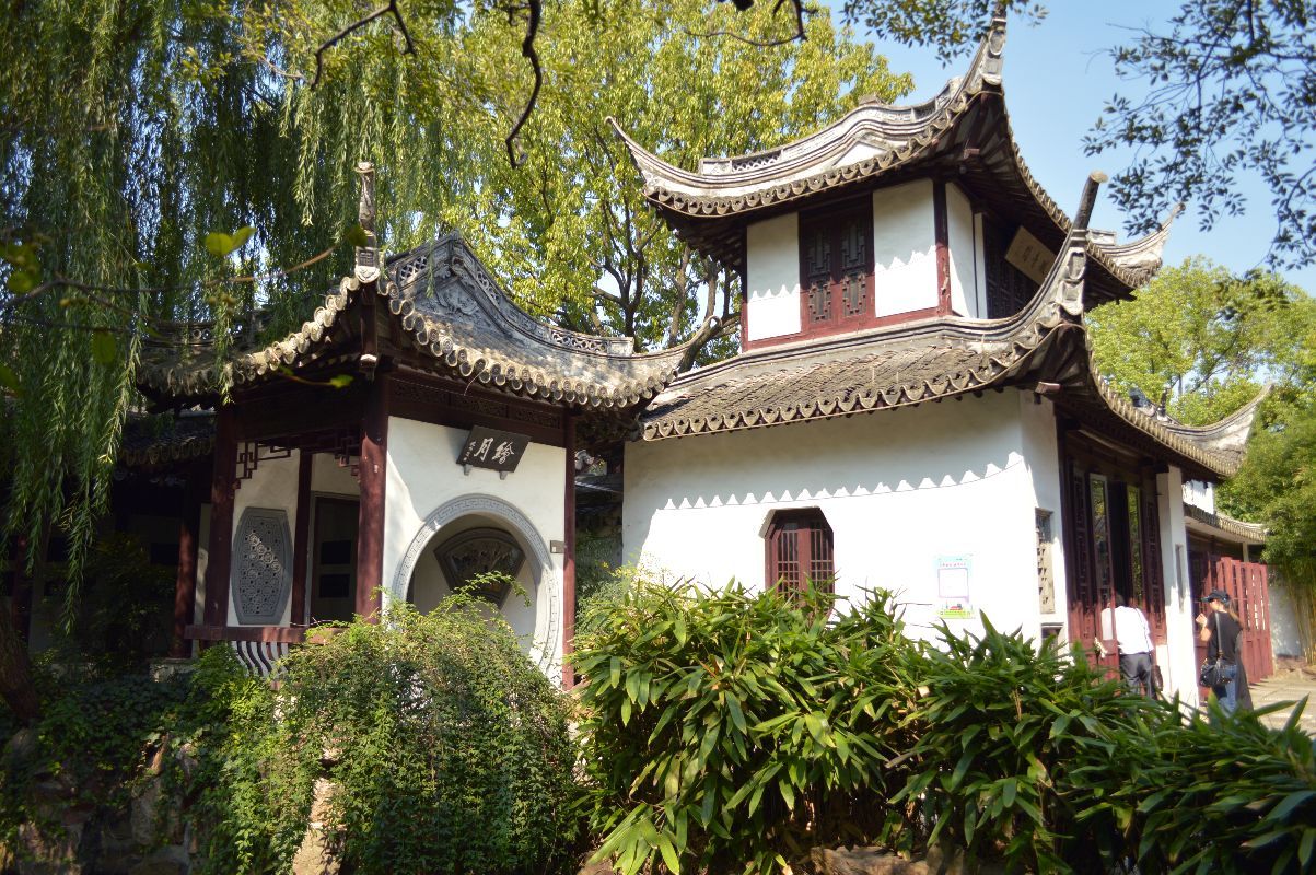 园区内有儿童活动场地所以小朋友不少也有人在那边练