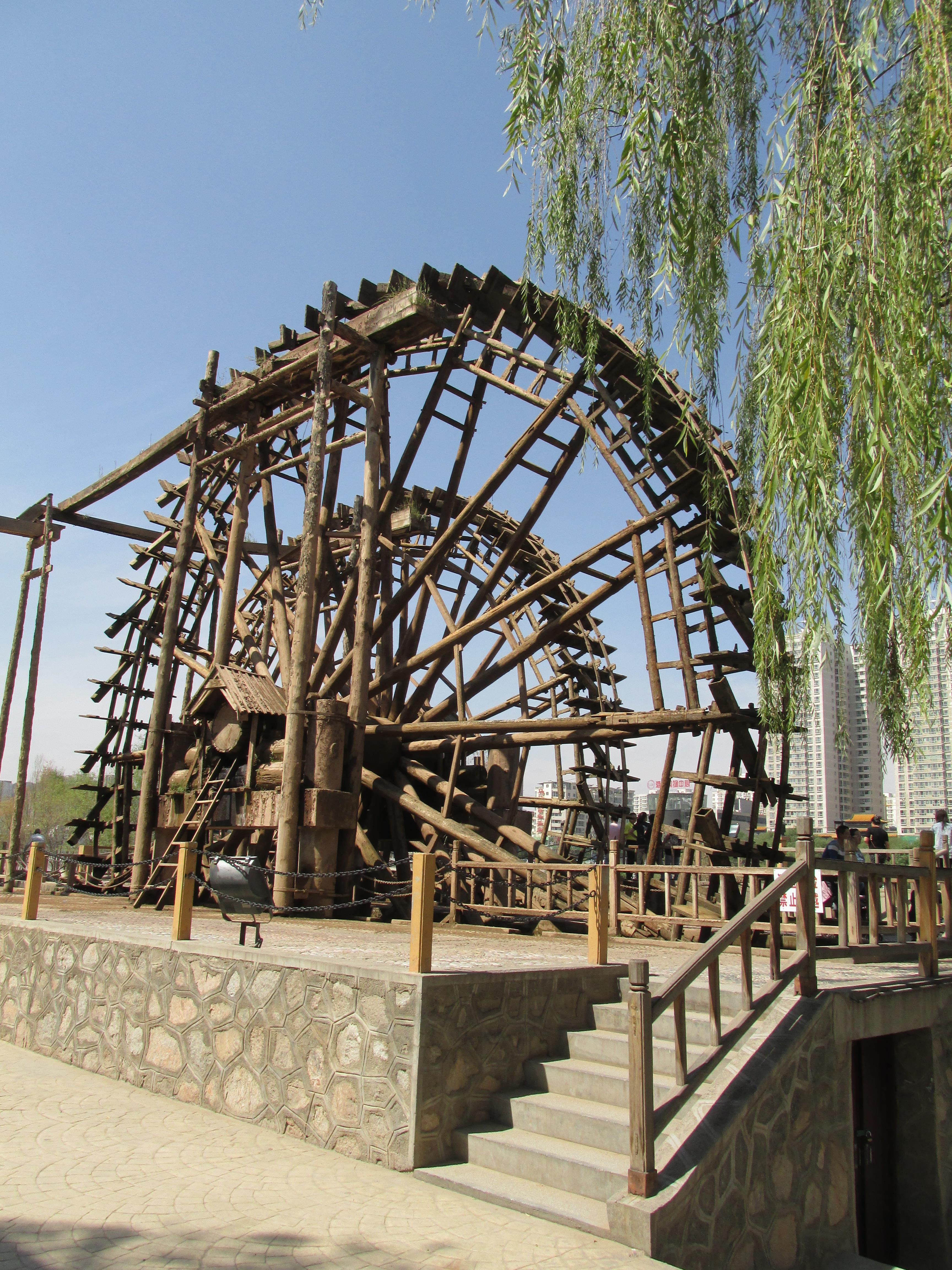 兰州水车博览园位于百里黄河风情线滨河东路黄河南岸是一个展现水车