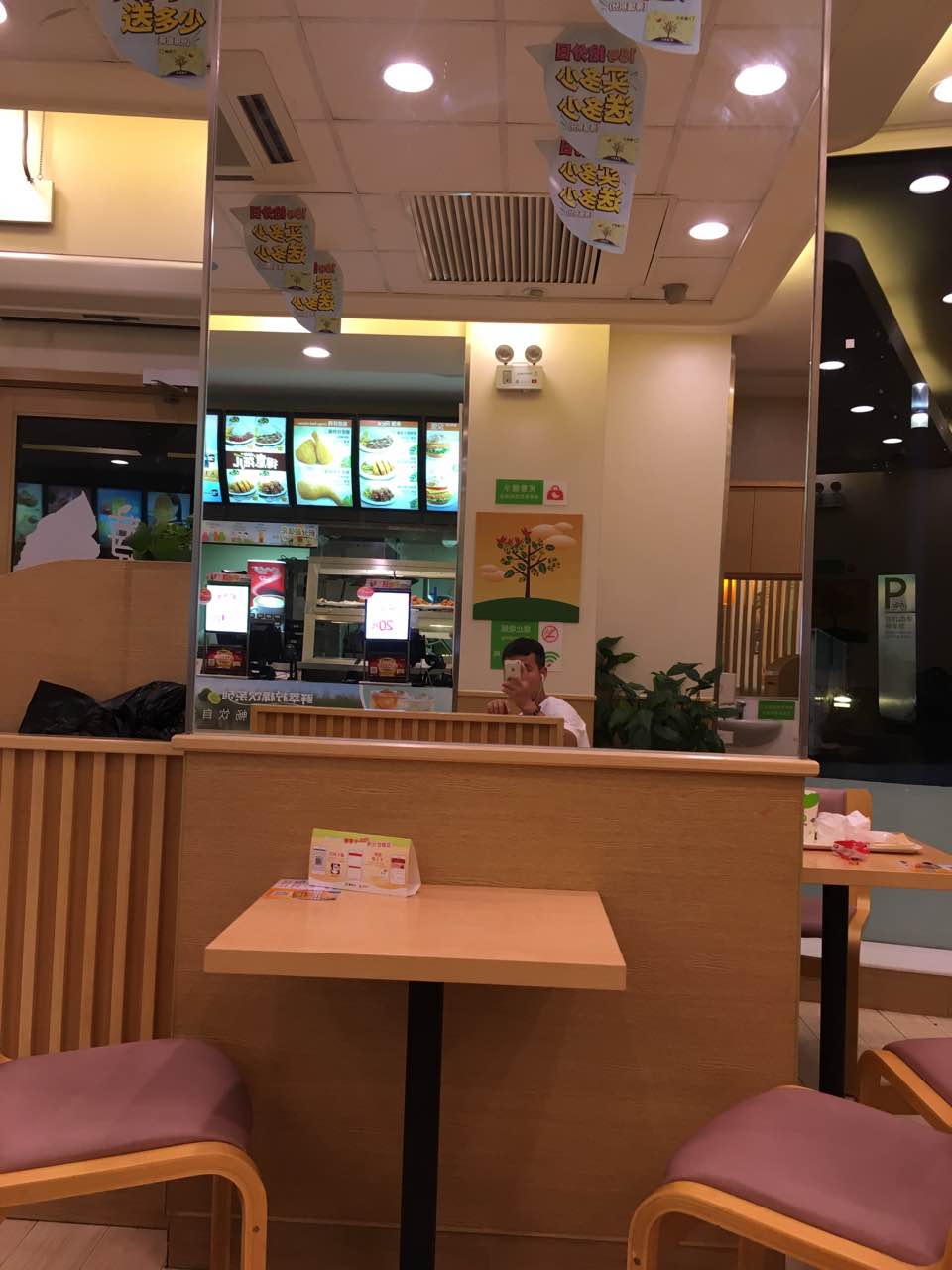 2019德克士(复城国际店)美食餐厅,还可以吧,店面不是很大,挺.
