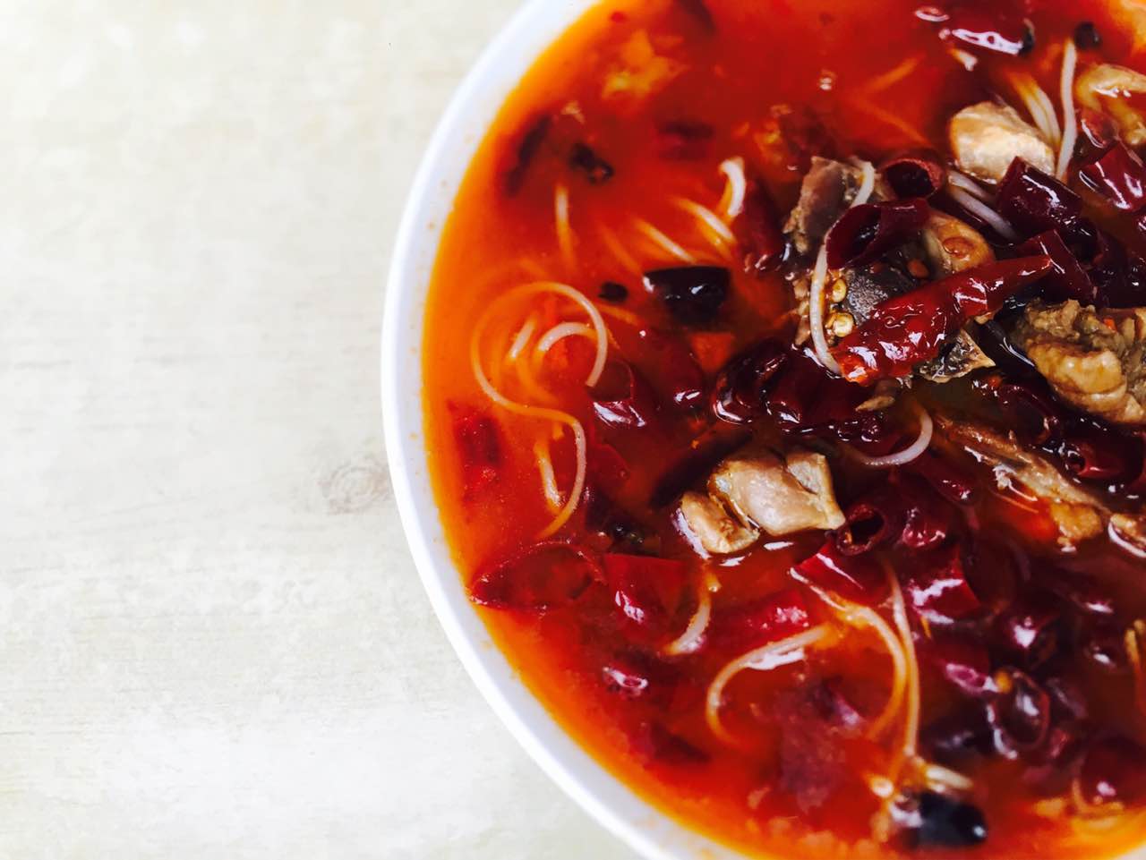 吊脚楼特别好吃!推荐辣子鸡!再点一份酸萝卜更完美!