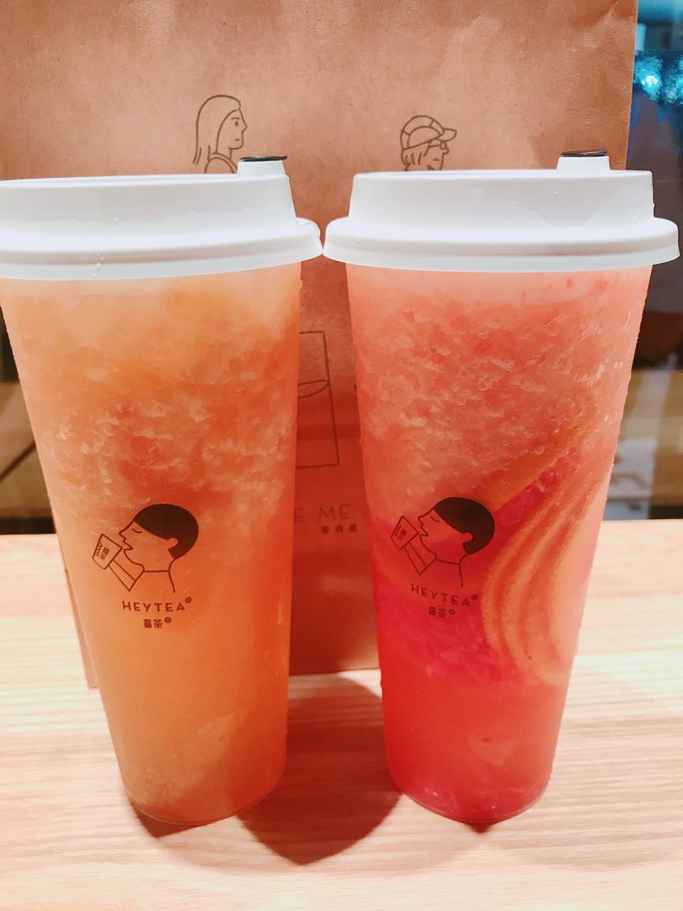 总共排了一小时,买了桃桃和满杯红柚,颜值不错,而且蛮好喝的,嚼得到的