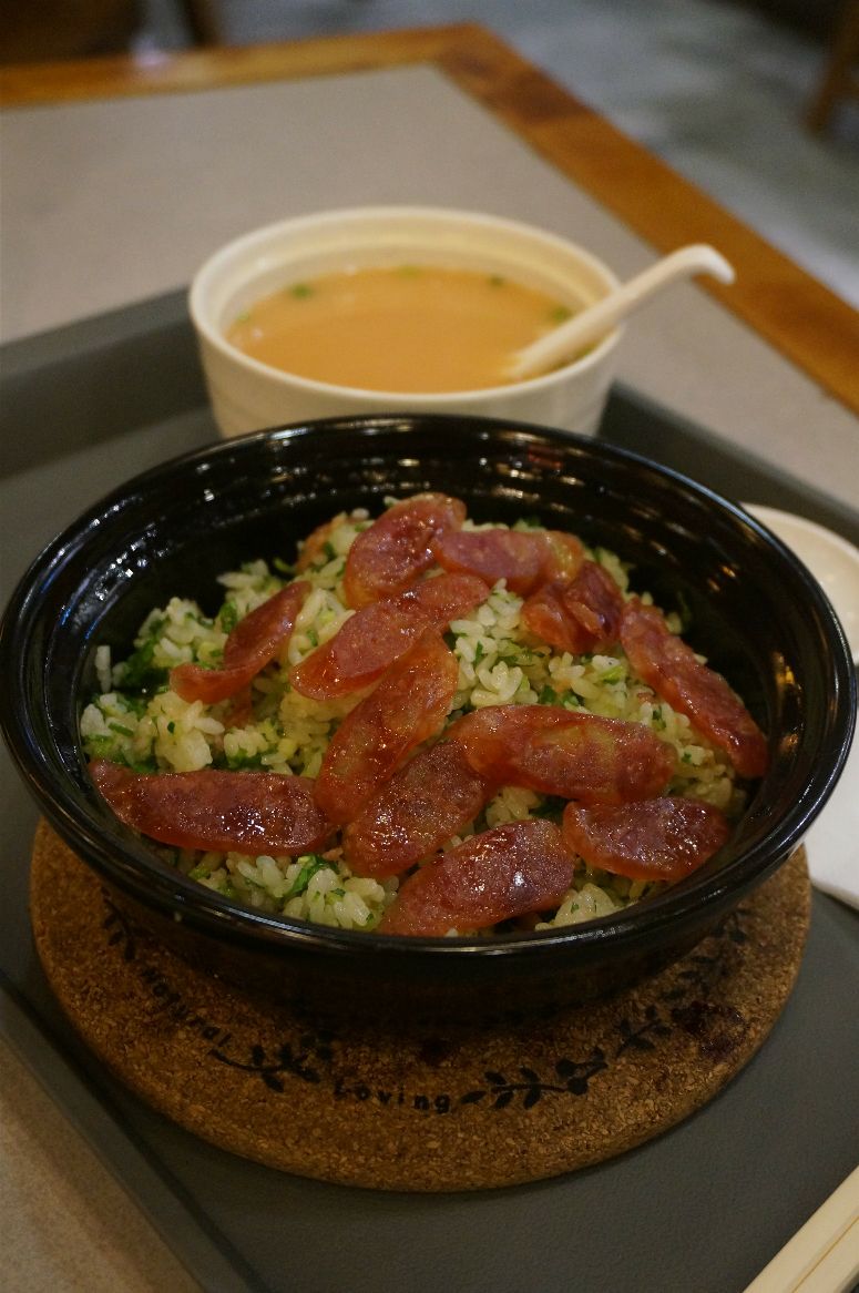定要去的,点的是咸肉香肠菜饭,表面满满的大片香肠,菜饭里面的咸肉