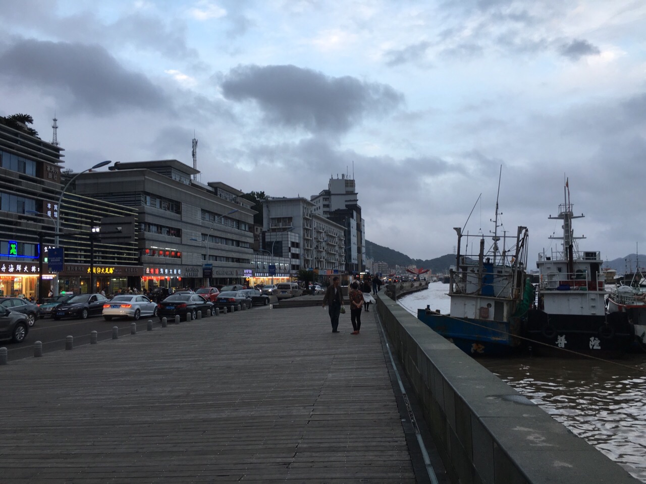 2025沈家门渔港游玩攻略,夕阳西下的时候逛了一圈,吃