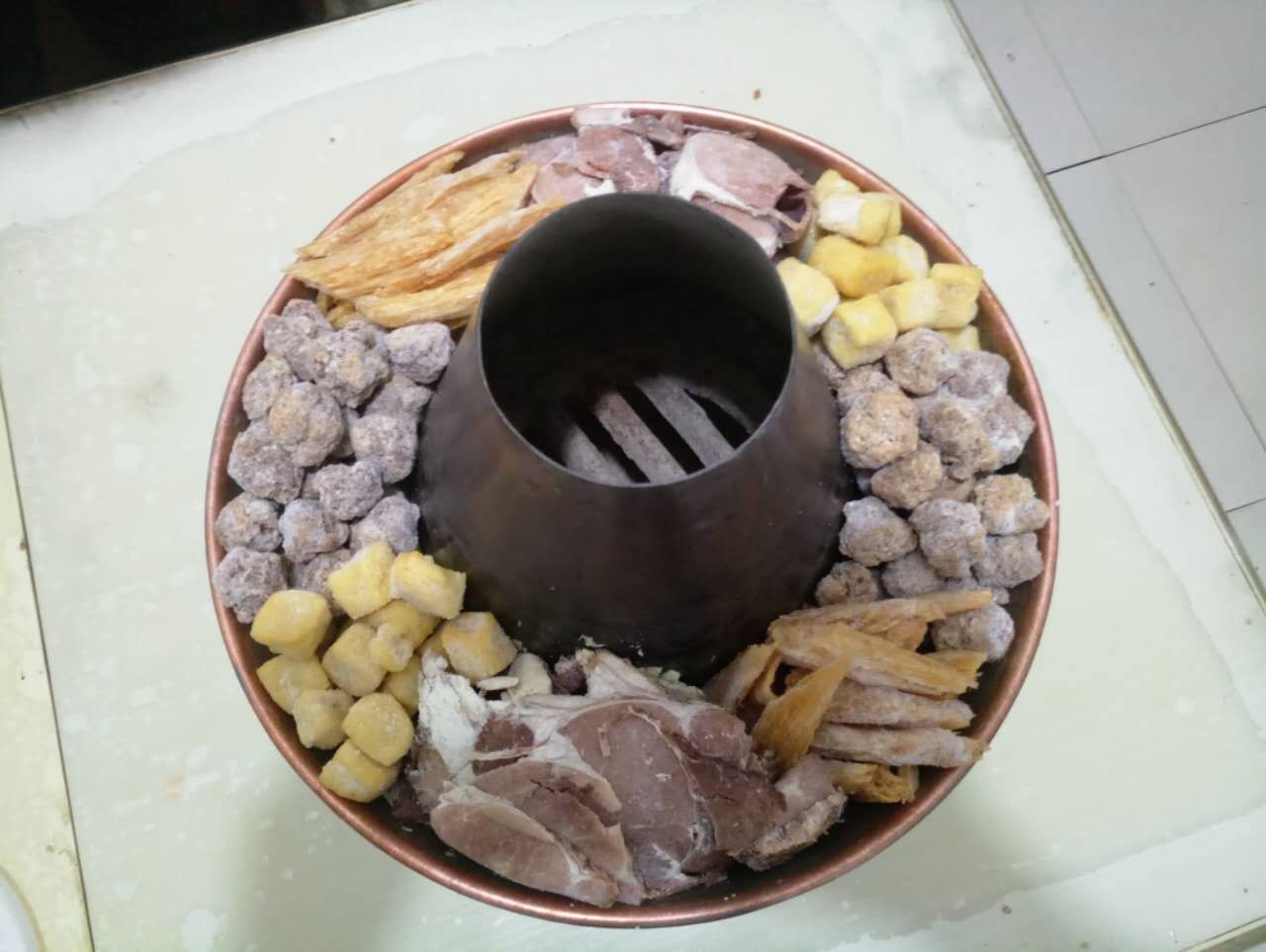 有每人小火锅,和传统木炭火锅,蒙古装锅,羊蝎子火锅.新鲜蔬菜