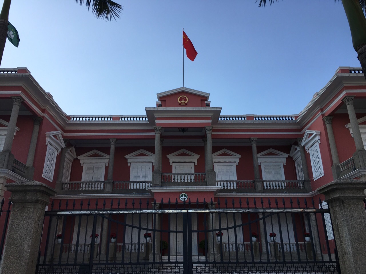 澳门市政厅应该就是澳门老城区的中心了方方正正的欧式建筑正对的广场