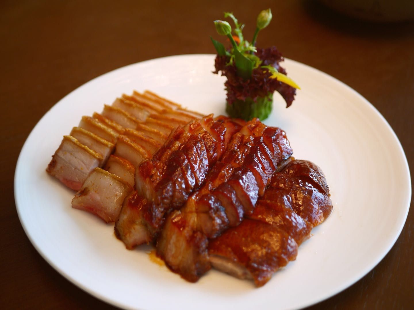 广式烧味拼盘很经典很常见的一道粤菜但餐厅也做也绝不平庸烧肉和烤鸭