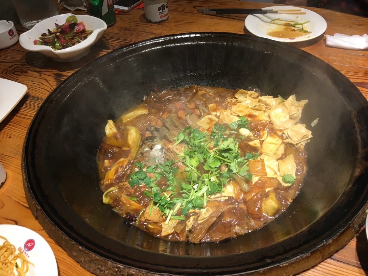 2022咱屯子锅台鱼(东站路店)美食餐厅,鱼锅端上来后,服务生下了宽.