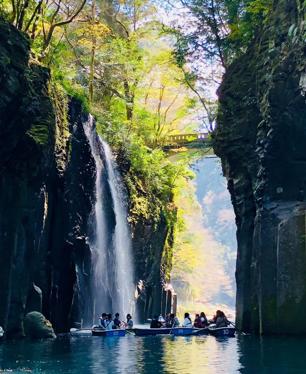 高千穗峡谷位于九州的宫崎县,又称五濑川峡谷