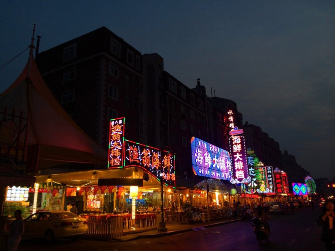 到啤酒街天黑,霓虹灯成了这里的主角,五光十色,彰显青岛夜市的活力!