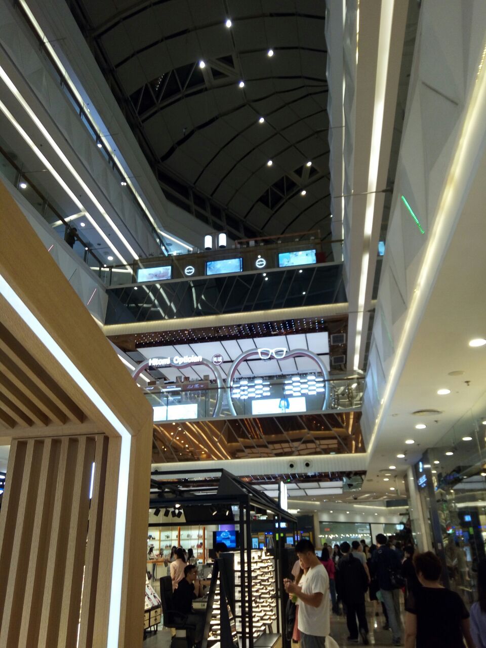 万达广场(宝山店)购物,2012年就开始去的广场,那时的金街生意真心差