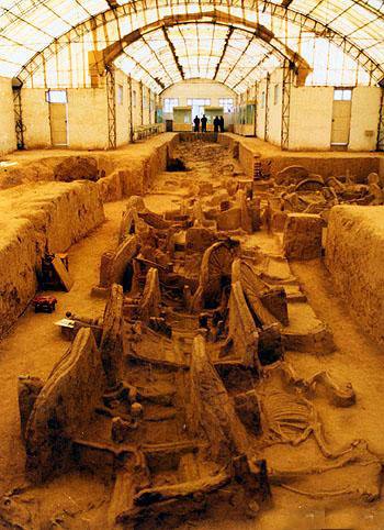 它是建立在国家级重点文物保护单位——西周虢国墓地遗址上的一座专题